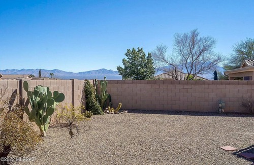 Colonia De Los Alamos Casa | Newer home with 2 car garage less than 30 minutes from Tucson airport