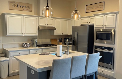 Clovis Casa | Newer, Modern 3BR Home w/Amazing Pool, & Backyard Retreat / Central AC and Heat