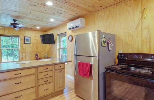 Linville Falls Cabina | Newland Cabin with Porch: Walk to Linville Falls!