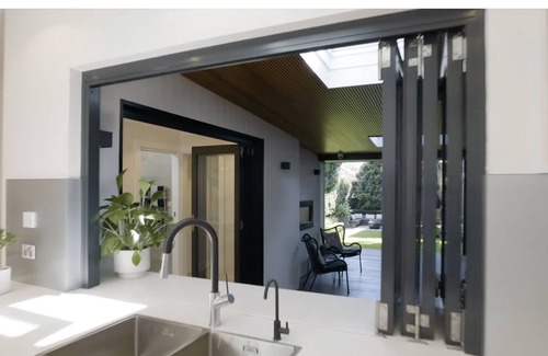 Croydon Casa | Newley renovated 3 Bedroom Abode w/ outdoor fire pit, bar and