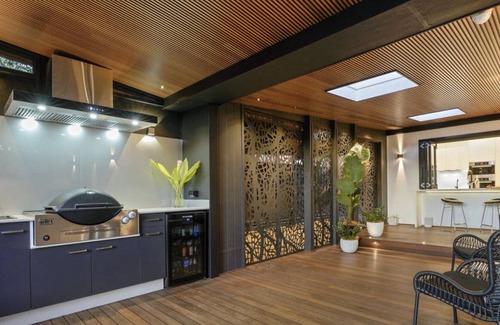 Croydon Casa | Newley renovated 3 Bedroom Abode w/ outdoor fire pit, bar and