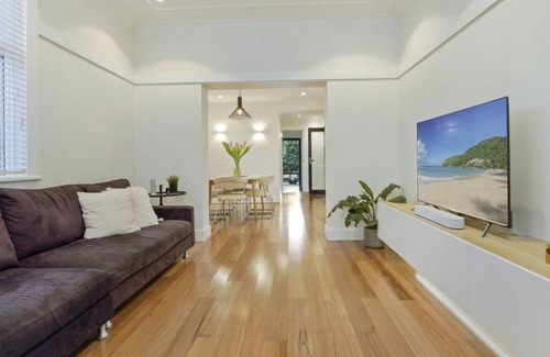 Croydon Casa | Newley renovated 3 Bedroom Abode w/ outdoor fire pit, bar and
