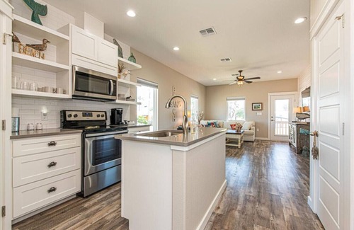 Port Aransas Casa | "Newly Built 2-Bedroom Coastal Cabin: Cozy Beach Retreat with Shopping & Dining Nearby!"