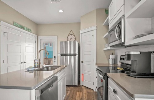 Port Aransas Casa | "Newly Built 2-Bedroom Coastal Cabin: Cozy Beach Retreat with Shopping & Dining Nearby!"
