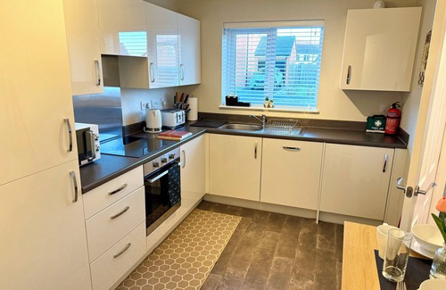 Newcastle-upon-Tyne Casa | Newly Built 3BR Gem:King Beds, Fast Wi-Fi, Free Parking, Close to Airport & City