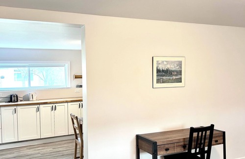 Bridgewater Apartamento | Newly built apartment with private entrance has 2 bedrooms, 1 bathroom.