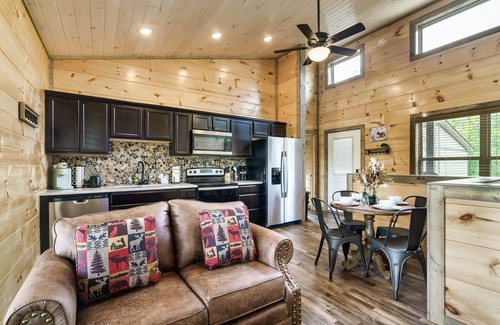 Sevierville Cabina | Newly Built Cabin! Hot Tub! Foosball! 5 MI to Pigeon Forge! Mountain Views!