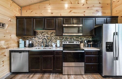 Sevierville Cabina | Newly Built Cabin! Hot Tub! Foosball! 5 MI to Pigeon Forge! Mountain Views!
