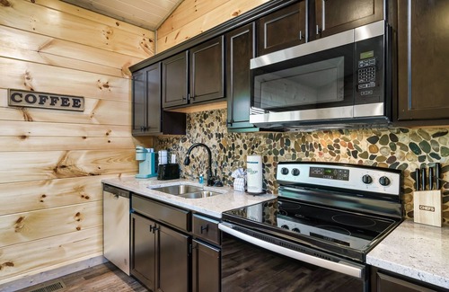 Sevierville Cabina | Newly Built Cabin! Hot Tub! Foosball! 5 MI to Pigeon Forge! Mountain Views!