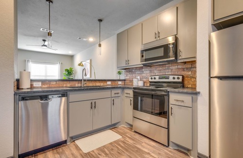 College Station Condominio | Newly Built 'Corner Hideaway' 3 Mi to Texas A & M