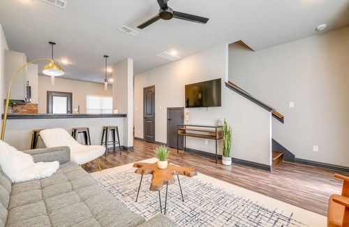 College Station Condominio | Newly Built 'Corner Hideaway' 3 Mi to Texas A & M