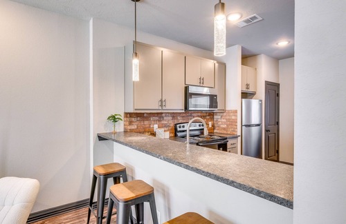 College Station Condominio | Newly Built 'Corner Hideaway' 3 Mi to Texas A & M