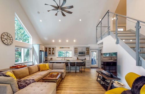 Alta Casa | Newly-built duplex in Sierra Mountains, hot tub