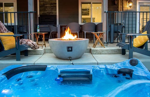 Alta Casa | Newly-built duplex in Sierra Mountains, hot tub