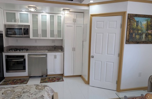 Southwood Riviera Apartamento | Newly built executive studio in Torrance near hospitals, mall, beach, parks, fwy