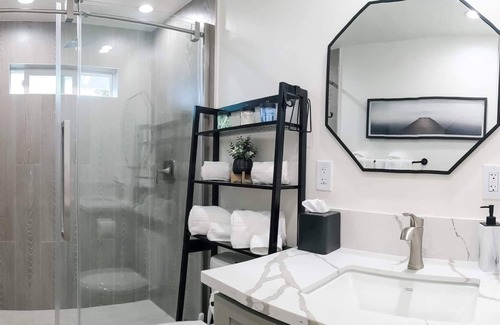 Simi Valley Casa | Newly built guest house with full kitchen and washer/dryer