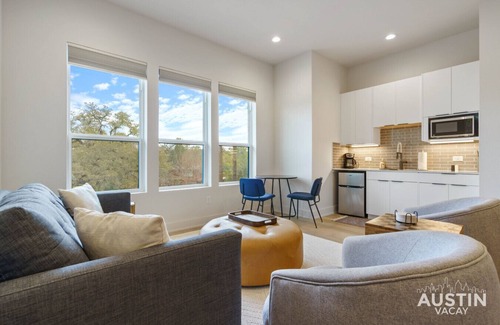 Lower Basin Lake Travis Casa | Newly Built Home near Lake Austin w/Huge Balcony, Spacious Yard + New Appliances