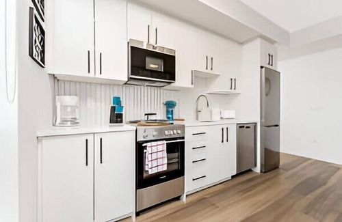 Kitchener Apartamento | Newly Built Modern Condo with Stunning City Views