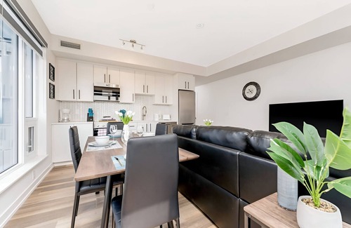 Kitchener Apartamento | Newly Built Modern Condo with Stunning City Views