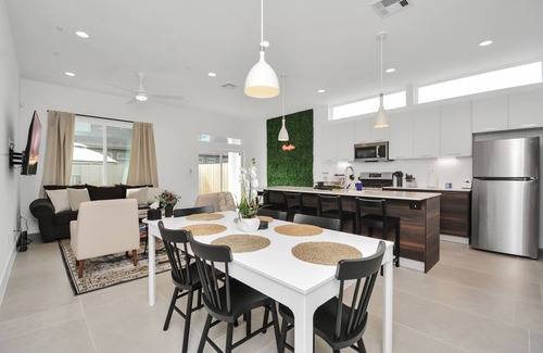 Northside Casa | Newly Built Modern Townhome 5 minutes Downtown! Sleeps 9 Comfortably