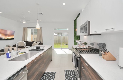 Northside Casa | Newly Built Modern Townhome 5 minutes Downtown! Sleeps 9 Comfortably