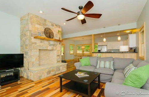 Asheville Casa | Cabaña de montaña de nueva construcción con vistas, privacidad y 10 min. ¡Desde el centro de la ciudad!
