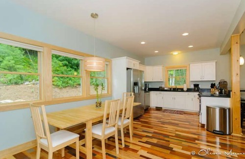 Asheville Casa | Cabaña de montaña de nueva construcción con vistas, privacidad y 10 min. ¡Desde el centro de la ciudad!