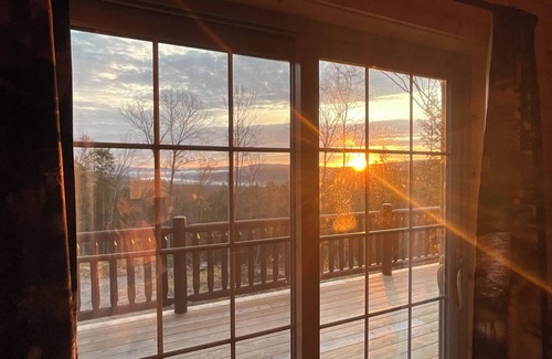 Alexandria Cabina | Newly built mountainside log cabin in Lakes Region . Newfound Lake nearby.