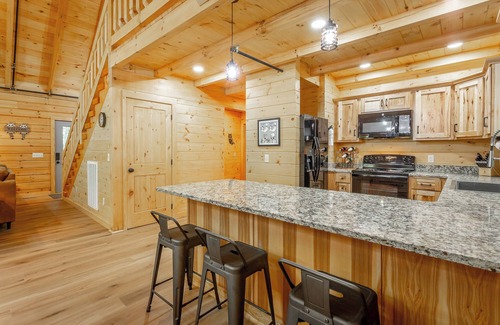 Lookout Valley Neighborhood Association Cabina | Newly Built, Secluded Log Cabin. 15 min to Downtown. Hot Tub.