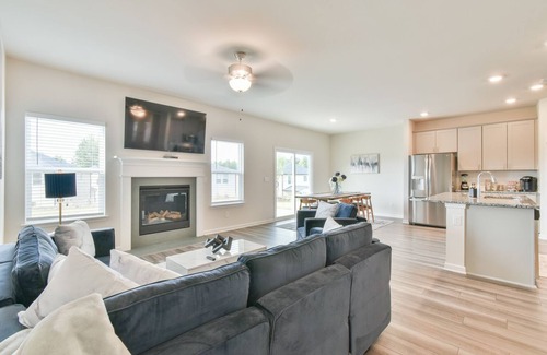Fairburn Casa | Newly Built Stunning and Spacious Modern Home! Minutes Downtown