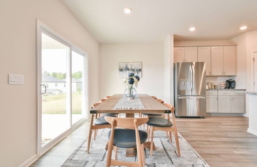 Fairburn Casa | Newly Built Stunning and Spacious Modern Home! Minutes Downtown