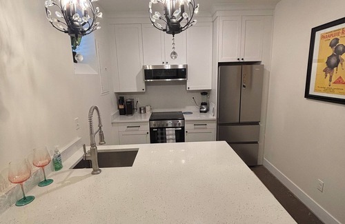 Wayne County Condominio | Newly-built modern farmhouse condo available in Grosse Pointe Park!