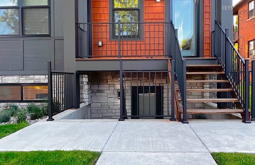 Wayne County Condominio | Newly-built modern farmhouse condo available in Grosse Pointe Park!