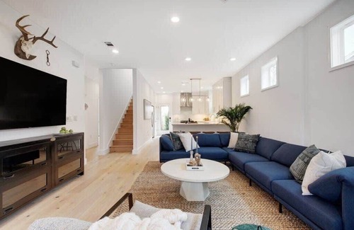 East MLK Casa | Newly Constructed Chic Home | Hot Tub