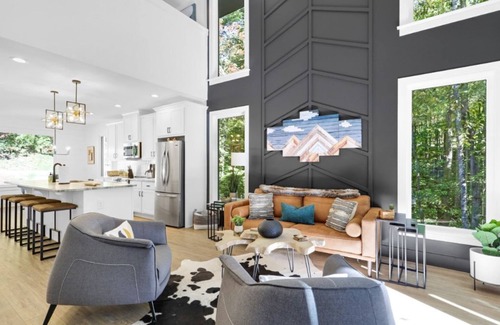 Foxfire Estates Cabina | Newly Constructed Modern Farmhouse, Hot Tub, Outdoor Covered Fireplace, Creek