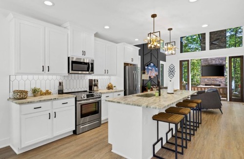 Foxfire Estates Cabina | Newly Constructed Modern Farmhouse, Hot Tub, Outdoor Covered Fireplace, Creek