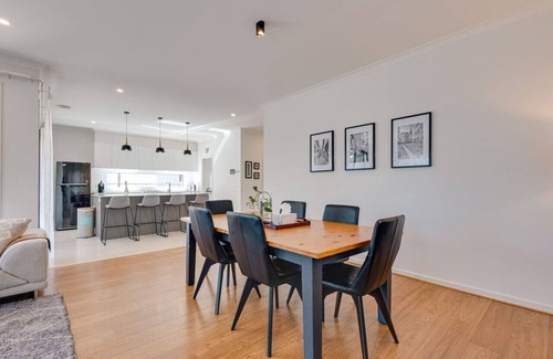 Tarneit Casa | Newly Cozy Holiday House 4BRM Big Group Tarneit