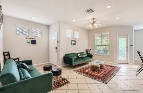 North Loop Casa | Newly Designed 3/2 Townhouse close to Domain / DT / SXSW Top Spots!