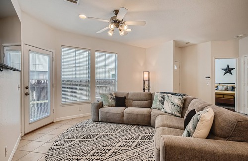 North Loop Casa | Newly Designed 3/2 Townhouse close to Domain / DT / SXSW Top Spots!