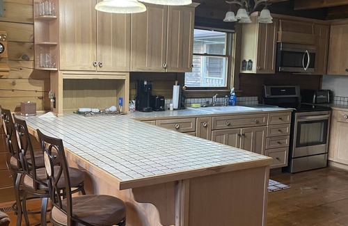 Chattaroy Cabina | Newly est. cabin close to trails, gas and great food!