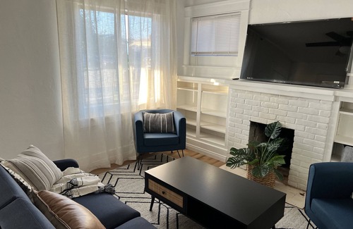 National City Casa | NEWLY Furnished Craftsman home-Pet-friendly, close to Base, Freeway, & Downtown.