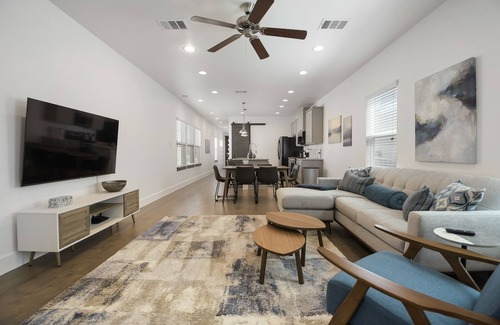 Mahncke Park Casa | Newly furnished near botanical garden/pearl/downtown - & playspace for the kids!
