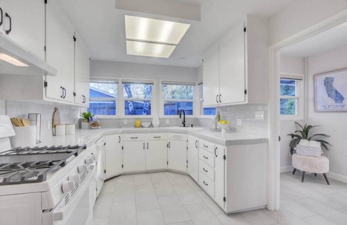 Duveneck - St. Francis Casa | Newly Furnished Retreat, 5 Min to Stanford & Downtown Palo Alto