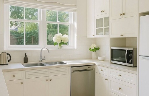 Toorak Casa | Newly Furnished Toorak Escape 3BR Garden