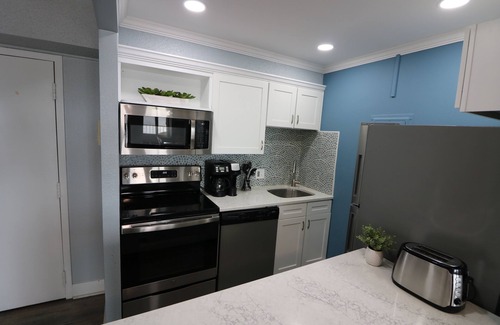 Northeast Virginia Beach Condominio | Newly Furnished 7th Floor Oceanfront Condo on the Boardwalk w/Pool