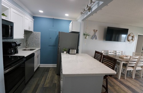 Northeast Virginia Beach Condominio | Newly Furnished 7th Floor Oceanfront Condo on the Boardwalk w/Pool
