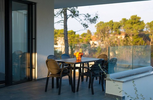 Milcetici Apartamento | Newly furnished vacation apartment in Malinska with private pool