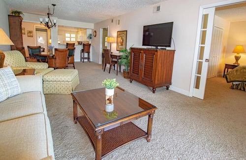 Wesley Chapel Condominio | Golf & Tennis Community ~ Serene Oasis ~ Pool and Lake Views