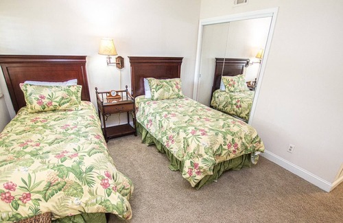 Wesley Chapel Condominio | Golf & Tennis Community ~ Serene Oasis ~ Pool and Lake Views