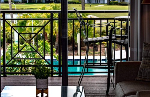 Wesley Chapel Condominio | Golf & Tennis Community ~ Serene Oasis ~ Pool and Lake Views